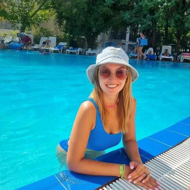 Żona znanego gwiazdora disco polo Luki Rosi podbija internet zmysłowymi zdjęciami! Tak para szaleje na wakacjach w Bułgarii!
