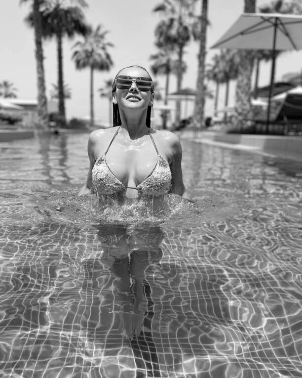 Monika Chwajoł zachwyca w Dubaju! Zjawiskowe stroje, ponętnie bikini i gorące zdjęcia! Tak bawi się gwiazda disco polo!