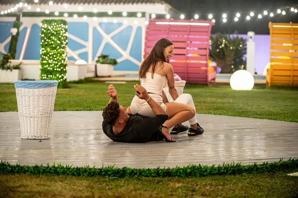 „Love Island. Wyspa Miłości” – Wero i Kuba zażegnali spór po balonowej grze, a wejście Sashy do willi wywołało niemałe zaskoczenie wśród dziewczyn„