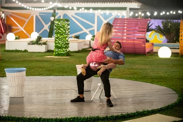 „Love Island. Wyspa Miłości” – Wero i Kuba zażegnali spór po balonowej grze, a wejście Sashy do willi wywołało niemałe zaskoczenie wśród dziewczyn„