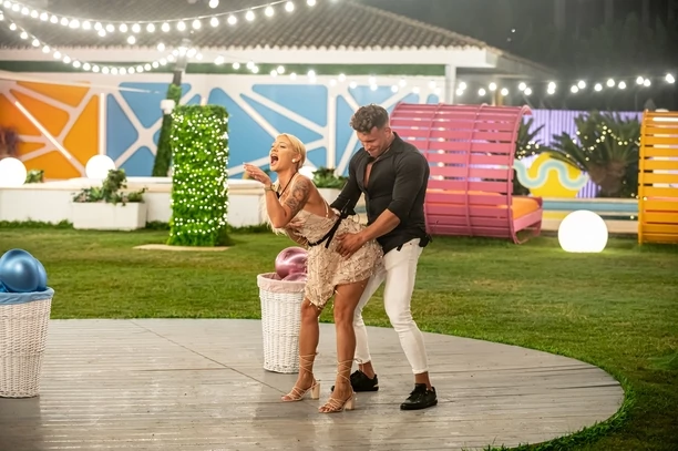 „Love Island. Wyspa Miłości” – Wero i Kuba zażegnali spór po balonowej grze, a wejście Sashy do willi wywołało niemałe zaskoczenie wśród dziewczyn„