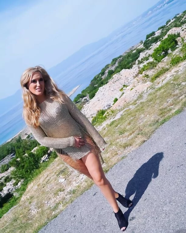 Internet zapłonął! Ogromny dekolt wokalistki disco polo odsłonił biust! Fani komentują ”brak mi słów”