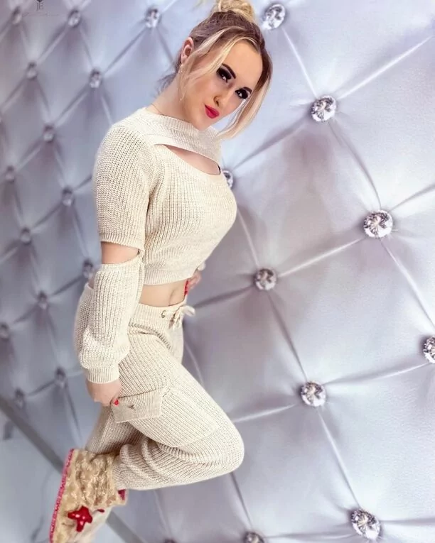 Internet zapłonął! Ogromny dekolt wokalistki disco polo odsłonił biust! Fani komentują ”brak mi słów”