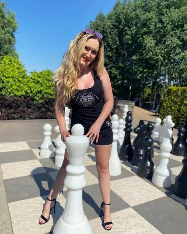 Internet zapłonął! Ogromny dekolt wokalistki disco polo odsłonił biust! Fani komentują ”brak mi słów”