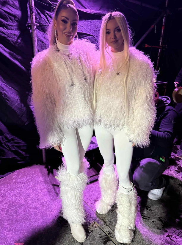 Topky na Sylwestrze w Chełmie w białym futrze i zjawiskowych blond włosach – stylizacja wieczoru