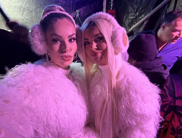 Topky na Sylwestrze w Chełmie w białym futrze i zjawiskowych blond włosach – stylizacja wieczoru