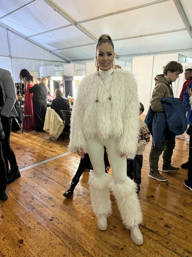 Topky na Sylwestrze w Chełmie w białym futrze i zjawiskowych blond włosach – stylizacja wieczoru