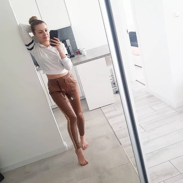 Wyjątkowy gust gwiazdy disco polo! Piękna wokalistka zapozowała w niezwykle krótkiej mini! 
