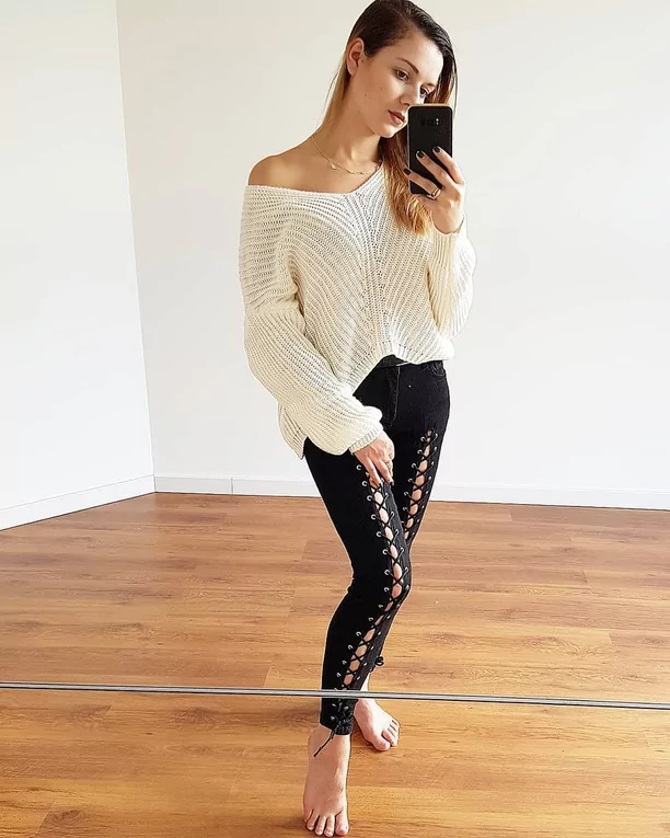 Wyjątkowy gust gwiazdy disco polo! Piękna wokalistka zapozowała w niezwykle krótkiej mini! 
