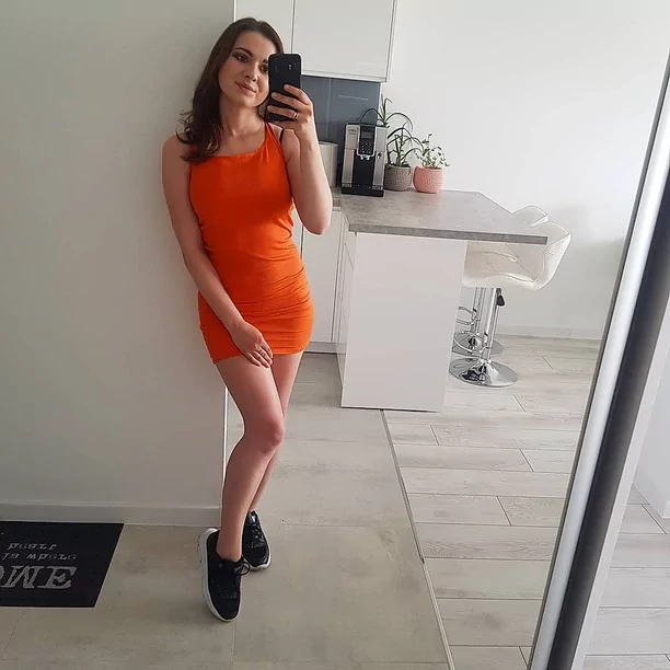 Wyjątkowy gust gwiazdy disco polo! Piękna wokalistka zapozowała w niezwykle krótkiej mini! 
