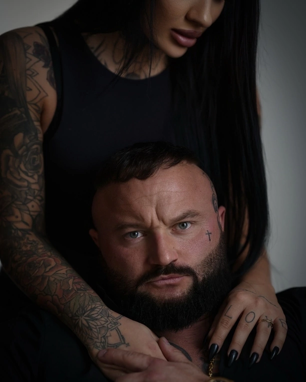 Super Mario zaskoczył fanów! Tajemnicza kobieta u boku i spektakularna sesja zdjęciowa