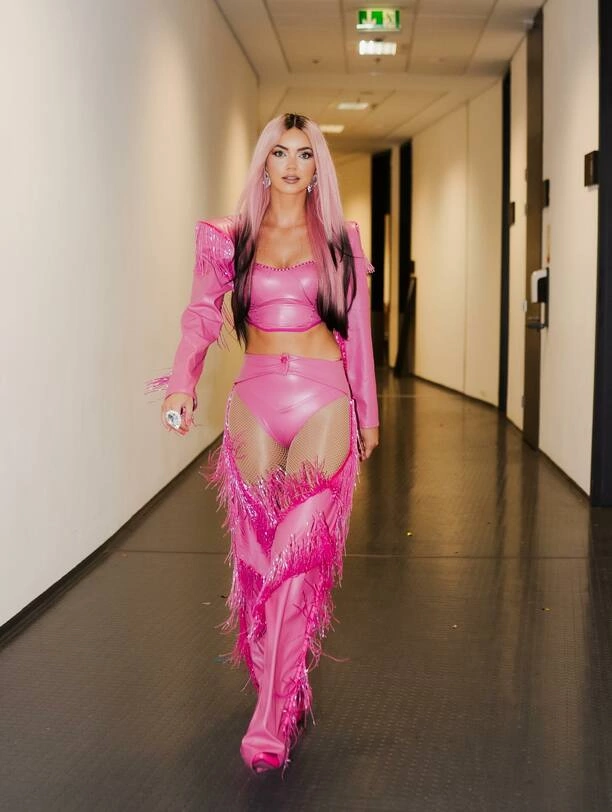 Pokazała za dużo?! Angelika Żmijewska w skąpej różowej stylizacji! Wygląda jak gwiazda Hollywood