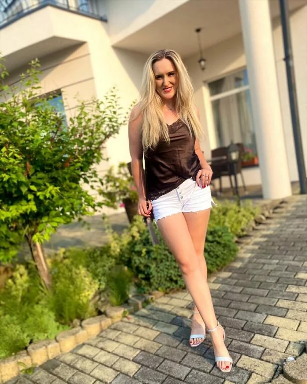 Atrakcyjna gwiazda disco polo odsłoniła biust! Gwiazda wywołała tym lawinę komentarzy! Fani pod wrażeniem!