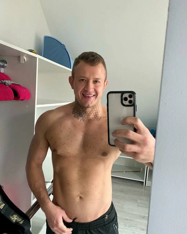 Gwiazdor disco polo bez koszulki! Dawid Narożny Piękni i Młodzi pokazuje efekty swojej ciężkiej pracy! 