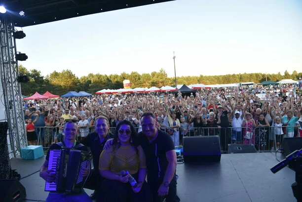 Kaszubska Influencerka podbija scenę! 5 koncertów w jeden weekend – Karolina Stankowska bezkonkurencyjna na Kaszubach!
