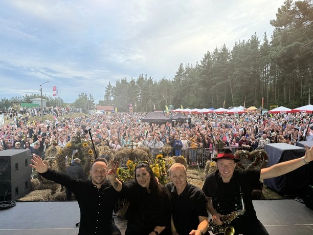 Kaszubska Influencerka podbija scenę! 5 koncertów w jeden weekend – Karolina Stankowska bezkonkurencyjna na Kaszubach!
