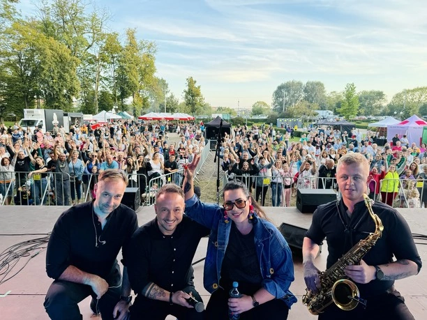 Kaszubska Influencerka podbija scenę! 5 koncertów w jeden weekend – Karolina Stankowska bezkonkurencyjna na Kaszubach!
