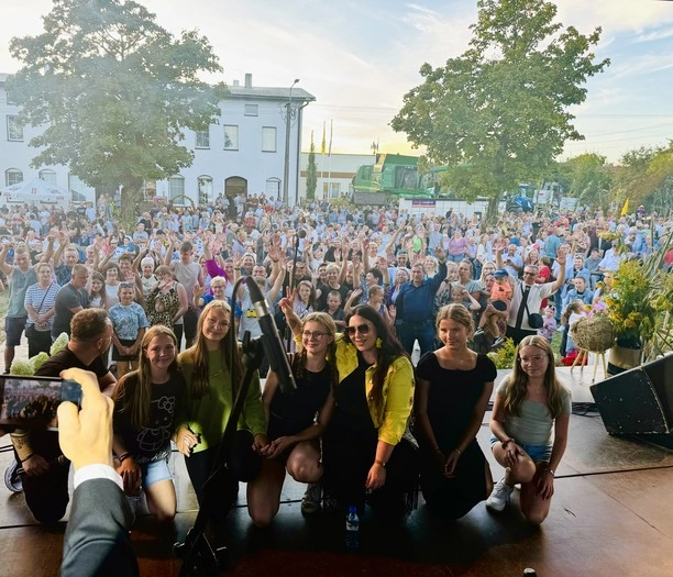 Kaszubska Influencerka podbija scenę! 5 koncertów w jeden weekend – Karolina Stankowska bezkonkurencyjna na Kaszubach!
