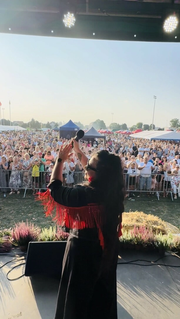 Kaszubska Influencerka podbija scenę! 5 koncertów w jeden weekend – Karolina Stankowska bezkonkurencyjna na Kaszubach!
