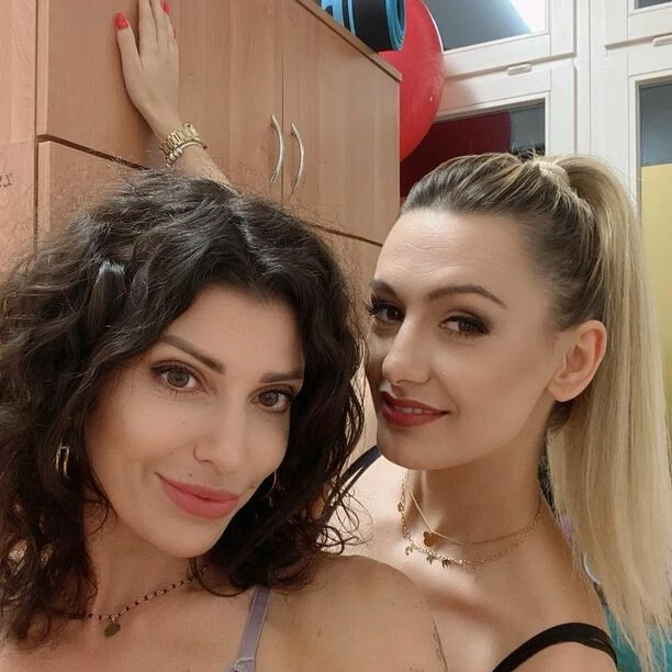 Kasia - nowa wokalistka Top Girls zachwyca ciałem! Uwagę fanów zwrócił jej idealny biust!  