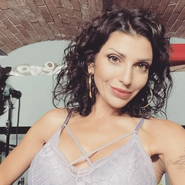 Kasia - nowa wokalistka Top Girls zachwyca ciałem! Uwagę fanów zwrócił jej idealny biust!  