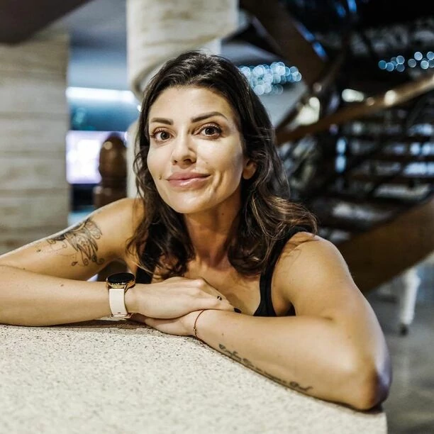 Kasia - nowa wokalistka Top Girls zachwyca ciałem! Uwagę fanów zwrócił jej idealny biust!  