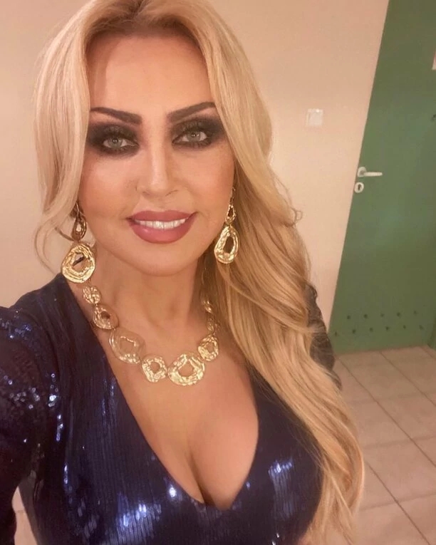 Teresa Werner w odważnej stylizacji! Szlagierowa gwiazda odsłoniła biust! Internauci komentują! 