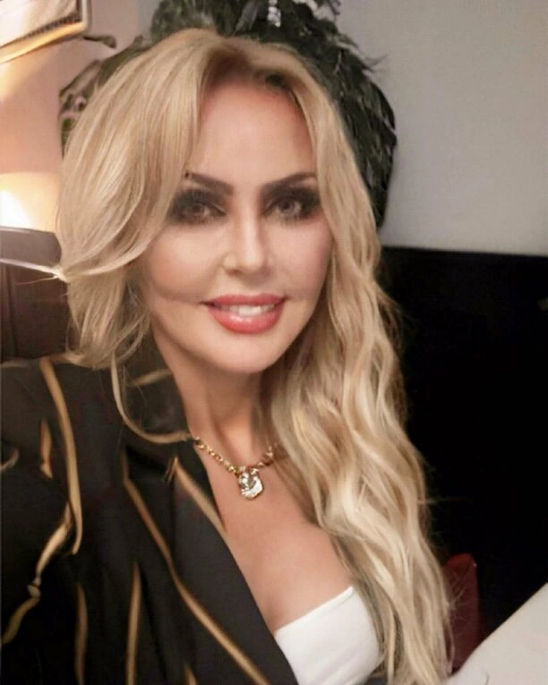 65-Letnia Teresa Werner zachwyca na zdjęciach! Co za dekolt!