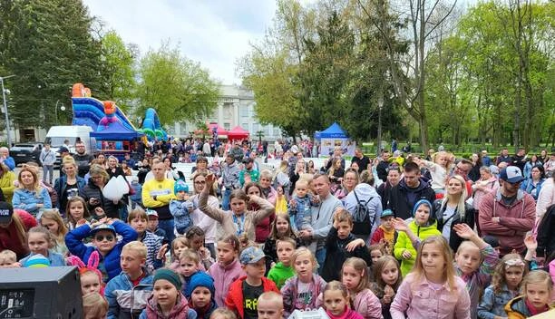 Zespół Maskotki ściągnął tłumy dzieci do Inowrocławia na koncert majówkowy