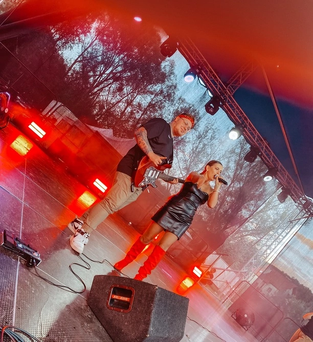 Robi tym furorę na koncertach?! Wokalistka disco polo w czerwonych kozakach i krótkiej mini! Tłumy pod sceną