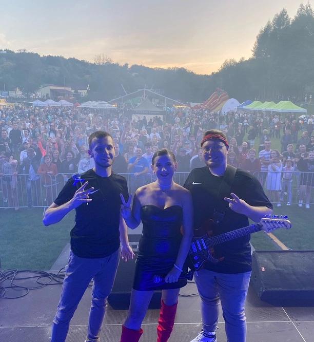 Robi tym furorę na koncertach?! Wokalistka disco polo w czerwonych kozakach i krótkiej mini! Tłumy pod sceną