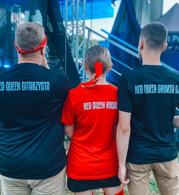 Robi tym furorę na koncertach?! Wokalistka disco polo w czerwonych kozakach i krótkiej mini! Tłumy pod sceną