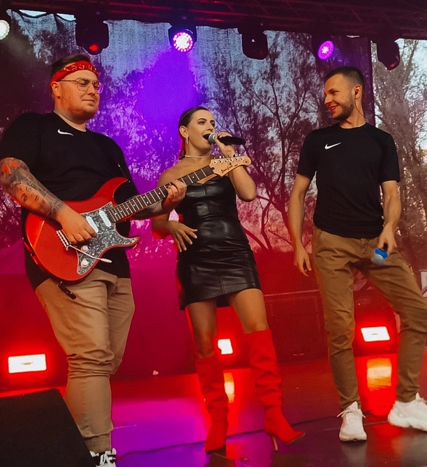 Robi tym furorę na koncertach?! Wokalistka disco polo w czerwonych kozakach i krótkiej mini! Tłumy pod sceną