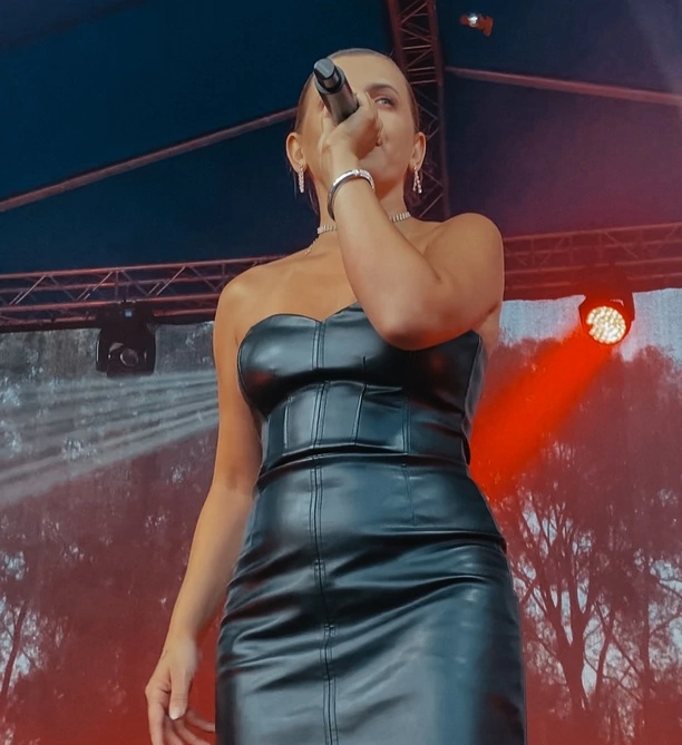 Robi tym furorę na koncertach?! Wokalistka disco polo w czerwonych kozakach i krótkiej mini! Tłumy pod sceną