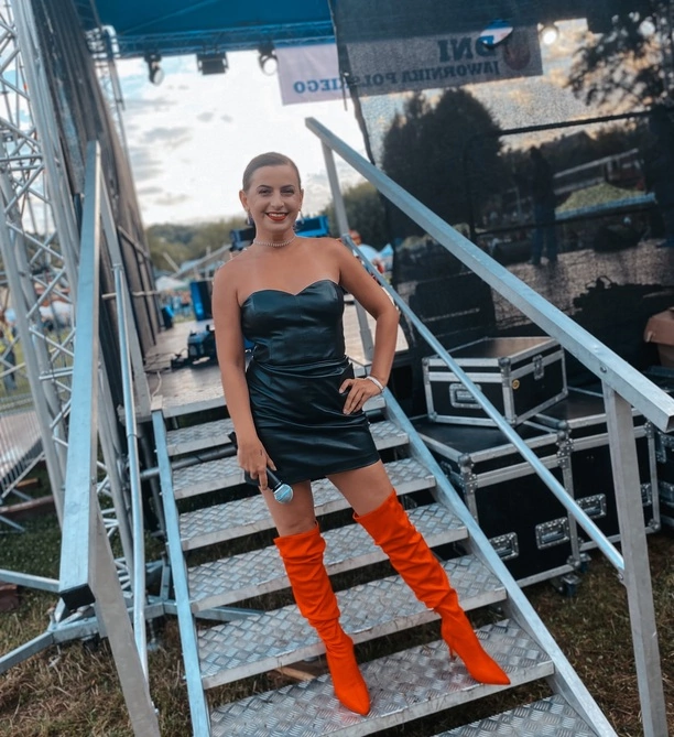 Robi tym furorę na koncertach?! Wokalistka disco polo w czerwonych kozakach i krótkiej mini! Tłumy pod sceną