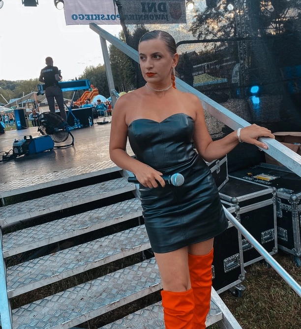 Robi tym furorę na koncertach?! Wokalistka disco polo w czerwonych kozakach i krótkiej mini! Tłumy pod sceną