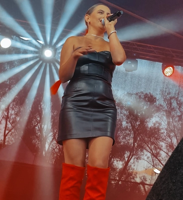 Robi tym furorę na koncertach?! Wokalistka disco polo w czerwonych kozakach i krótkiej mini! Tłumy pod sceną
