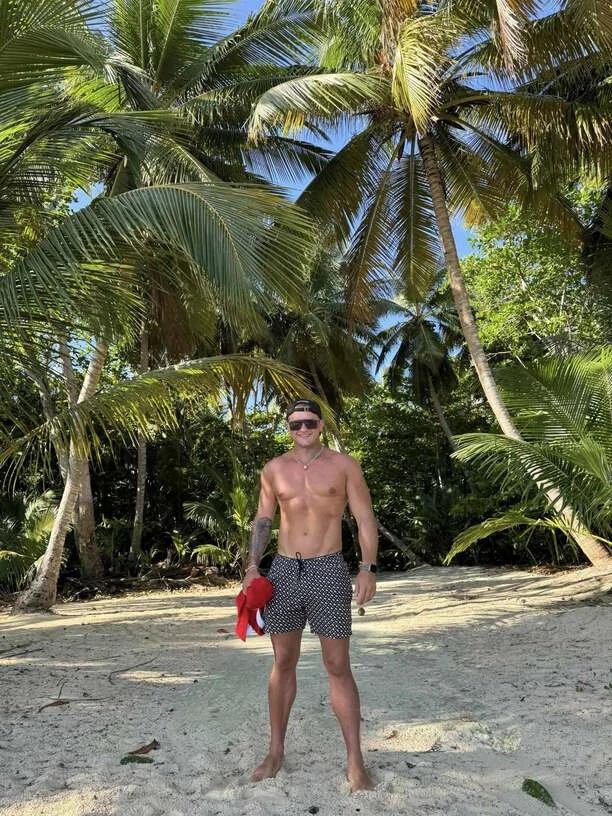 Dawid Narożny pokazał gołą klatę na Dominikanie! Fani oniemieli, forma wokalisty disco polo robi ogromne wrażenie