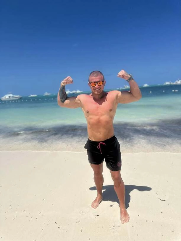 Dawid Narożny pokazał gołą klatę na Dominikanie! Fani oniemieli, forma wokalisty disco polo robi ogromne wrażenie