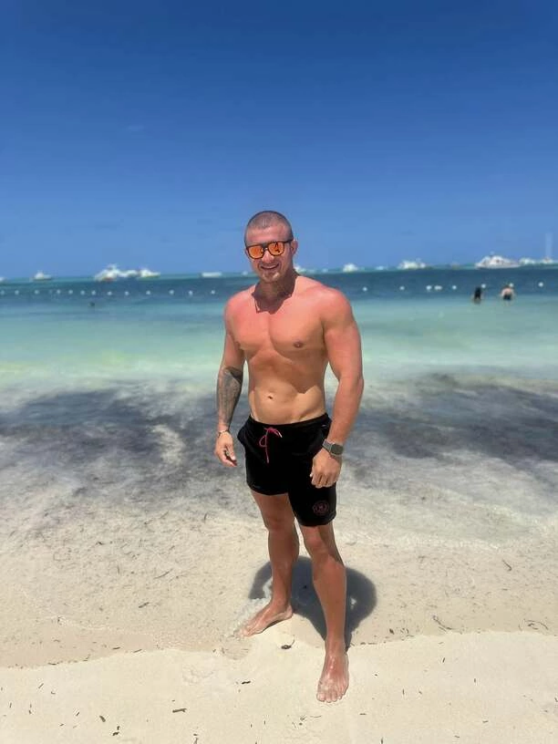 Dawid Narożny pokazał gołą klatę na Dominikanie! Fani oniemieli, forma wokalisty disco polo robi ogromne wrażenie