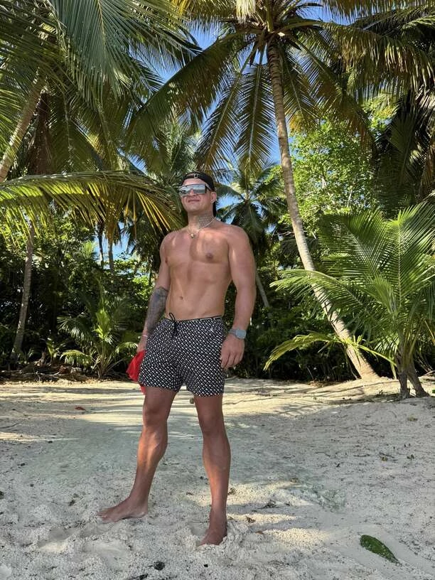 Dawid Narożny pokazał gołą klatę na Dominikanie! Fani oniemieli, forma wokalisty disco polo robi ogromne wrażenie