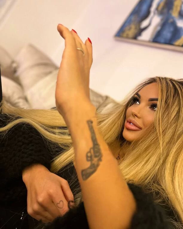 Znana wokalistka disco polo pochwaliła się wyjątkowym tatuażem! Identyczny mają największe światowe gwiazdy! FOTO