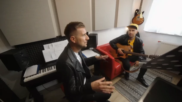 Kto by tak chciał?! Wielkie akwarium, jacuzzi i basen! Tak mieszka uwielbiany gwiazdor disco polo - Łukasz Gesek!