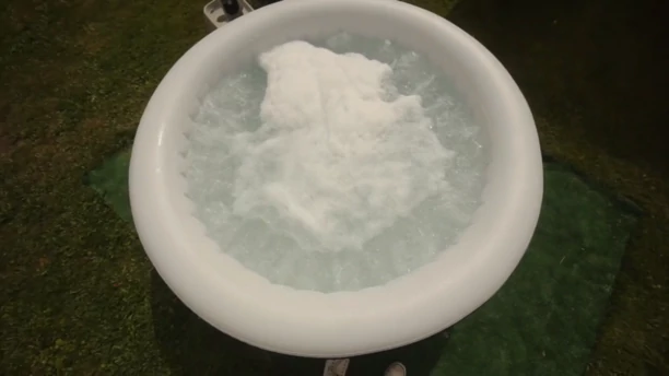 Kto by tak chciał?! Wielkie akwarium, jacuzzi i basen! Tak mieszka uwielbiany gwiazdor disco polo - Łukasz Gesek!