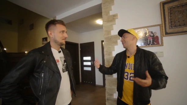 Kto by tak chciał?! Wielkie akwarium, jacuzzi i basen! Tak mieszka uwielbiany gwiazdor disco polo - Łukasz Gesek!