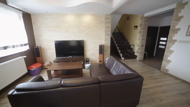 Kto by tak chciał?! Wielkie akwarium, jacuzzi i basen! Tak mieszka uwielbiany gwiazdor disco polo - Łukasz Gesek!