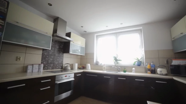 Kto by tak chciał?! Wielkie akwarium, jacuzzi i basen! Tak mieszka uwielbiany gwiazdor disco polo - Łukasz Gesek!