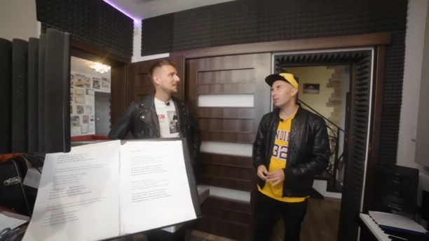 Kto by tak chciał?! Wielkie akwarium, jacuzzi i basen! Tak mieszka uwielbiany gwiazdor disco polo - Łukasz Gesek!