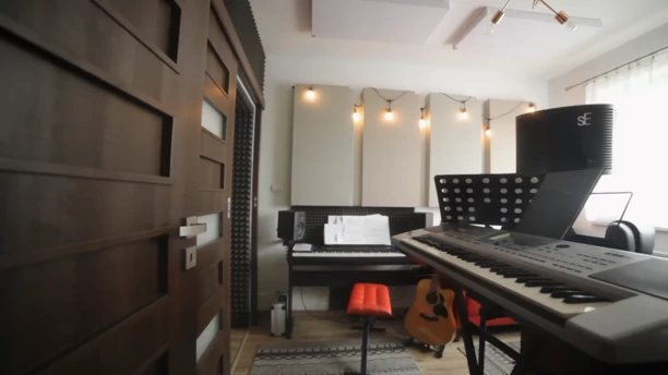 Kto by tak chciał?! Wielkie akwarium, jacuzzi i basen! Tak mieszka uwielbiany gwiazdor disco polo - Łukasz Gesek!