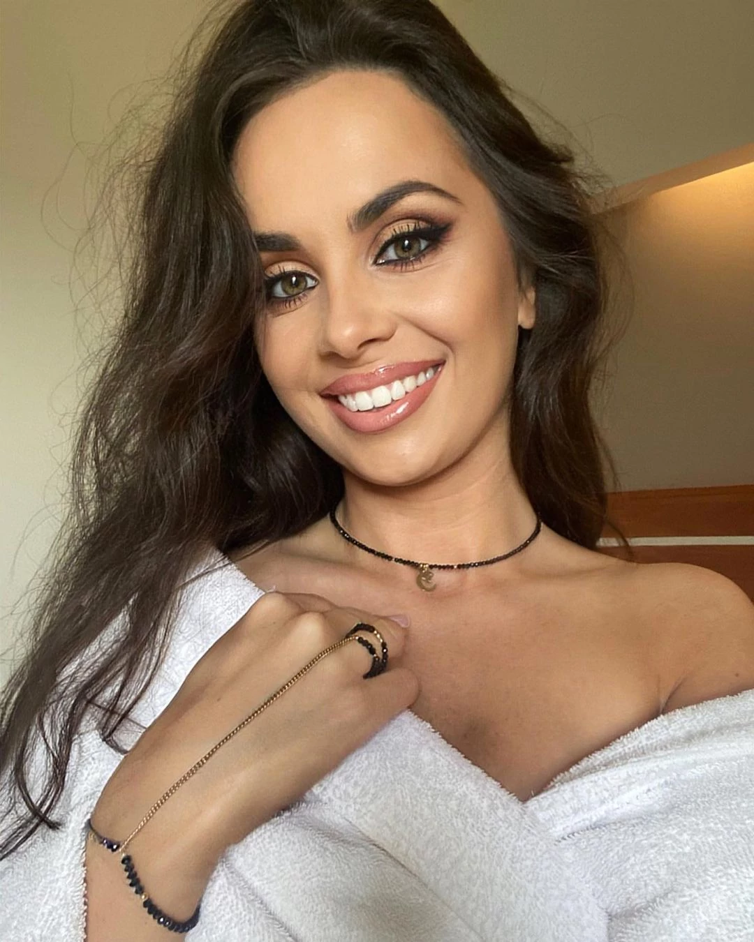 Gorąca fotka prosto z łóżka! Śliczna gwiazda zespołu disco polo – Szpilki pozuje w samym ręczniku! 